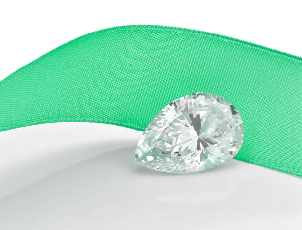 梨形钻石与绿色丝带图片下载