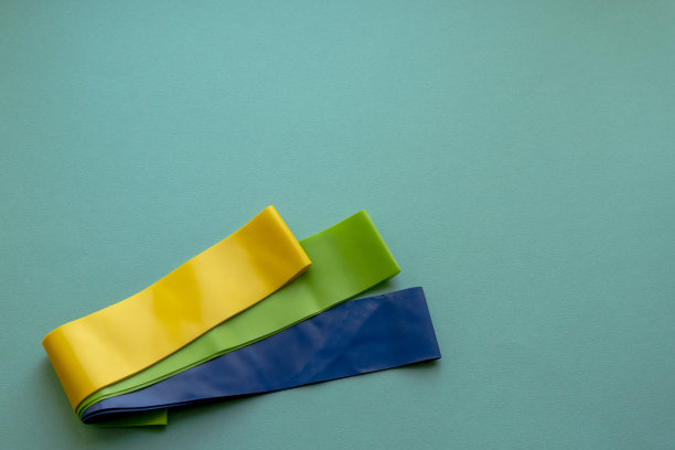 健康松紧带在蓝色的背景。运动的趋势。健康的概念图片下载