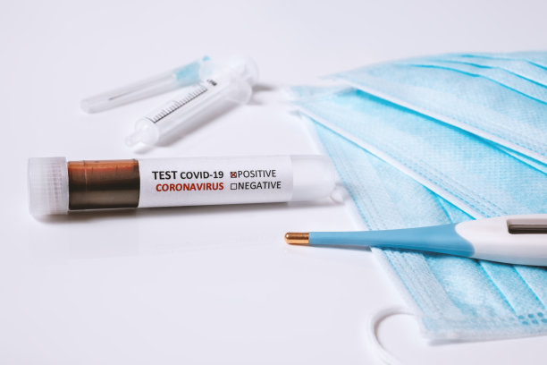 COVID-19测试。护士手持装有实验室血液样本的试管进行新型冠状病毒检测诊断分析，概念。新型COVID-19，概念照片图片下载