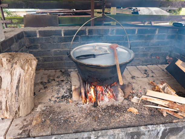 带着肉和骨头的滚烫开水图片下载
