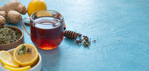 姜茶，柠檬杯，蓝色底色。文本空间。图片下载