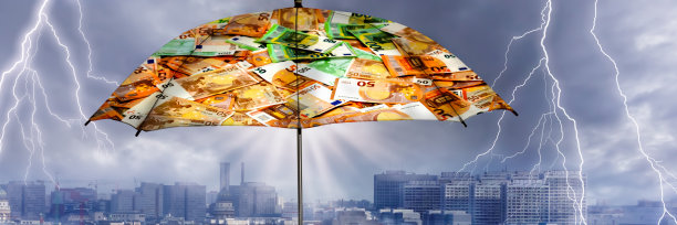 用欧元钞票撑起的雨伞在柏林上空，作为紧急援助的象征图片下载