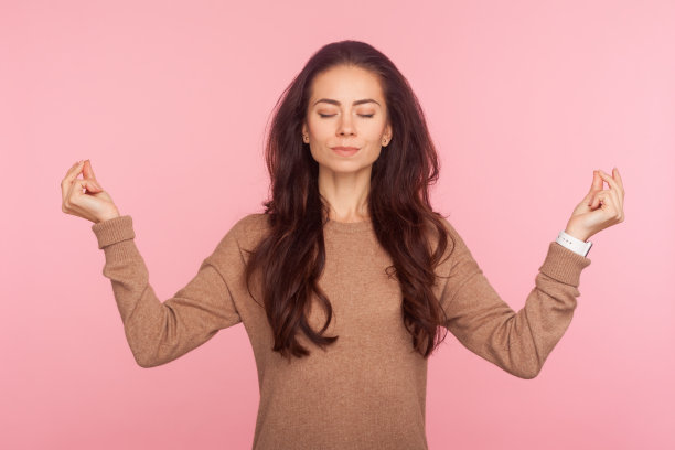 和平,冥想。这是一幅平静而专注的年轻女子手舞足蹈的肖像图片下载