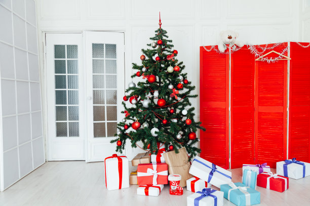 圣诞白色房间内饰以新年礼物为背景图片下载