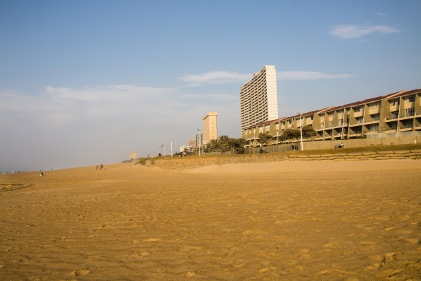 酒店林立的沙滩图片下载