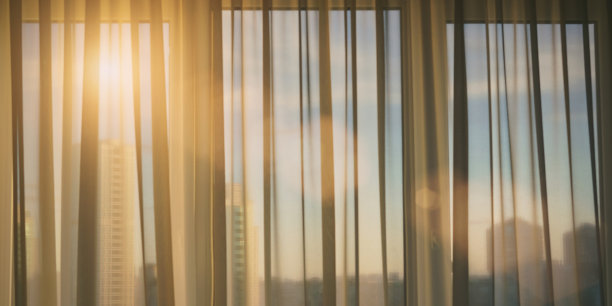 阳光透过城市街道的窗帘照进来图片下载