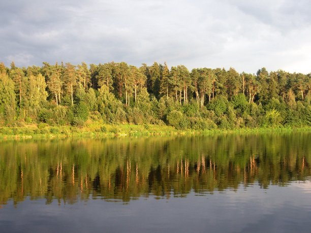 日落时的尼穆纳斯河图片下载