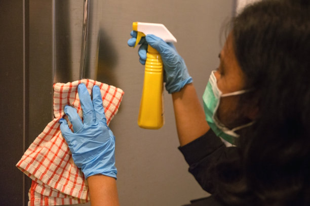 一名马来西亚妇女在Covid - 19爆发期间在家清洁表面图片下载