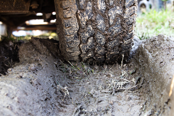 轮胎在泥里。图片下载