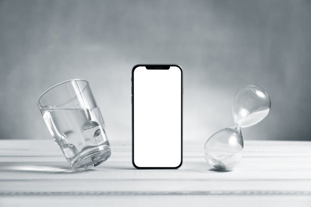 智能手机模型，空白屏幕的手机飞到桌子下面。象征轻盈、清新、清新。现代技术，社交网络和应用。本空间图片下载