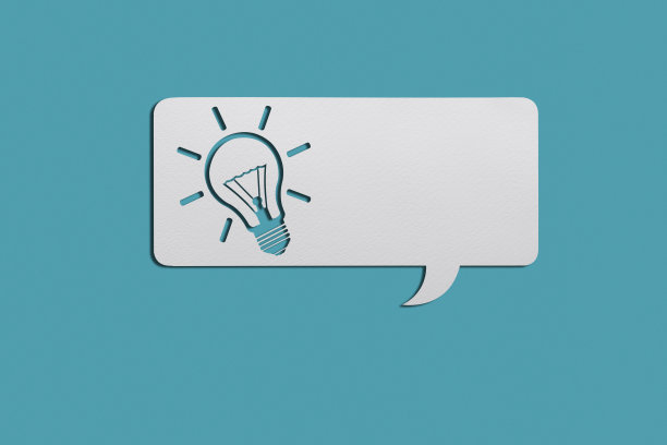 灯泡上的白色语音气泡在蓝色背景与裁剪路径图片下载