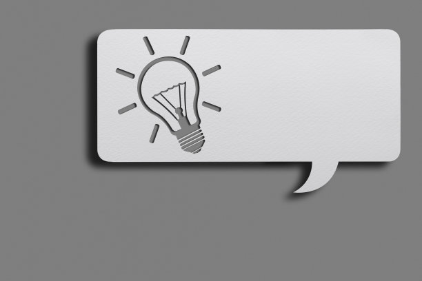 灯泡上的白色语音气泡在灰色背景与剪辑路径图片下载