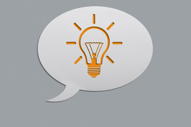 灯泡上的白色语音气泡在灰色背景与剪辑路径图片下载
