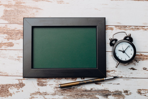 干净的老式粉笔板在木桌上。俯视图图片下载