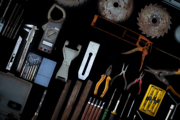 照片俯视图一个巨大的集合工作的手和电动工具，许多为黑色背景上的木制，工具集与内部，DIY工具，套件平风格，库存五金图片下载