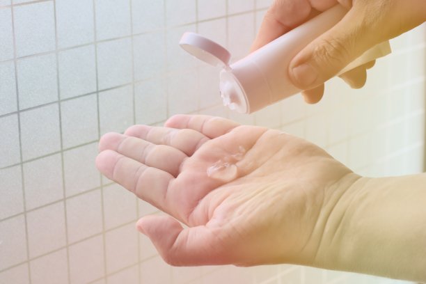 酒精凝胶在手，白色凝胶管，挤凝胶在手，光亮，消毒，清洁双手。图片下载