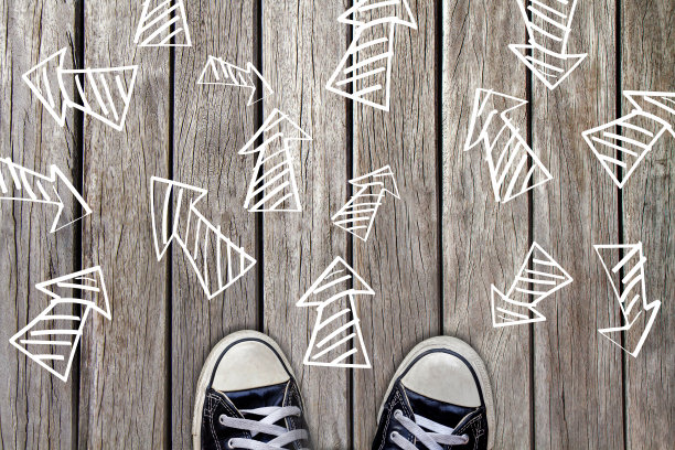 决定步骤的未来有许多不同的方向箭头图片下载