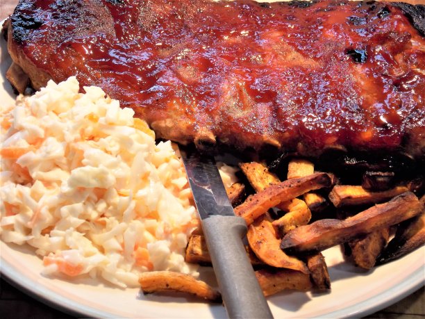 皇家免费照片-孤立的近距离观察烧烤排骨与甘薯薯条和新鲜切凉拌卷心菜-准备从这些骨头上剥美味的肉-美味的排骨为我的晚餐-时间吃晚餐-美味的食物背景图片下载