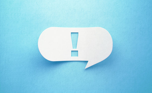 感叹号写白色聊天泡沫蓝色背景图片下载