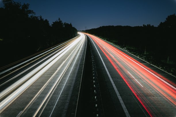 长暴露的公路通过森林图片下载