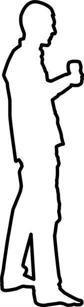 一个男人手里拿着一杯即将酿制的葡萄酒图片下载