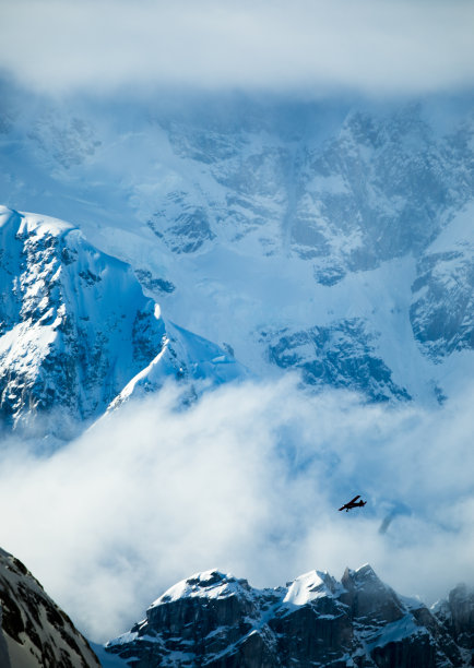 小飞机在阿拉斯加山区飞行图片下载