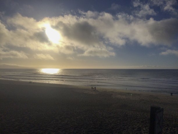 阳光反射在海岸附近的太平洋图片下载