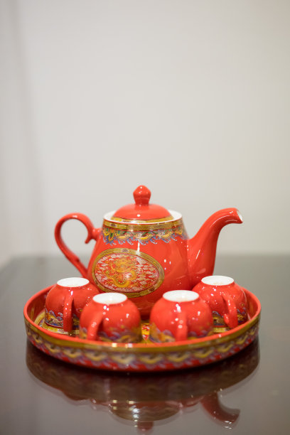 中国婚礼茶道用茶壶和茶杯图片下载