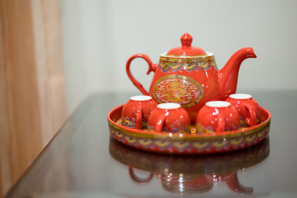 中国婚礼茶道用茶壶和茶杯图片下载