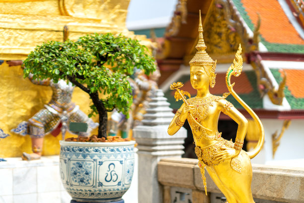 在泰国曼谷的翡翠佛寺，泰国童话中的金天使神像图片下载
