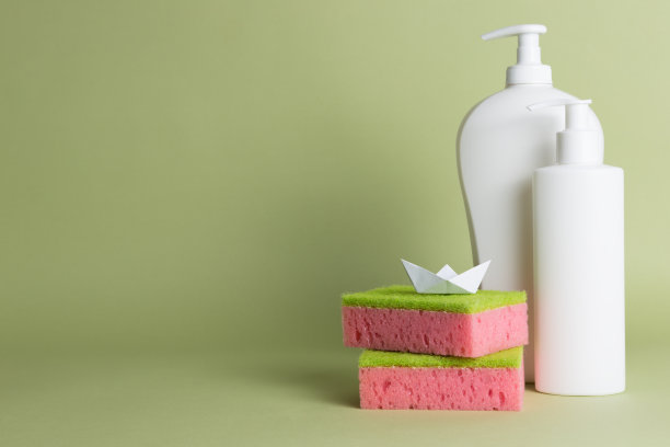 白色塑料肥皂分配器。副本的空间。文本。图片下载