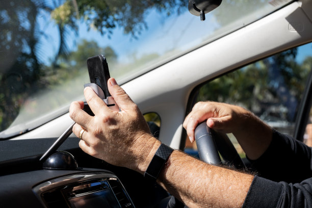 无线汽车充电器和智能手机图片下载