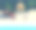 男孩和女孩穿着泳衣在海滩上跳舞图片下载