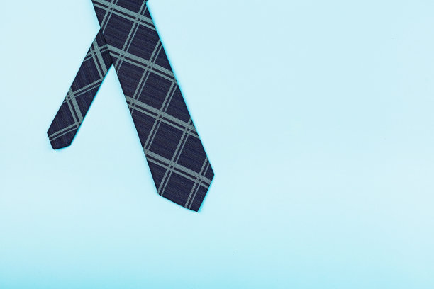 父亲节背景与蓝色领带在桌面上视图。平铺样式，开销，模型，模板，复制空间图片下载