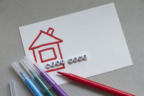 用字母和彩色标记写着“呆在家里”的房子。待在家里的照片。冠状病毒的概念。图片下载
