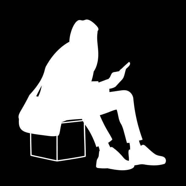 女人坐在盒子上看手机图片下载