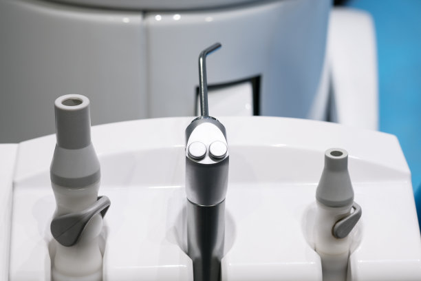 牙科医生用的桌子椅子上的牙科设备。图片下载