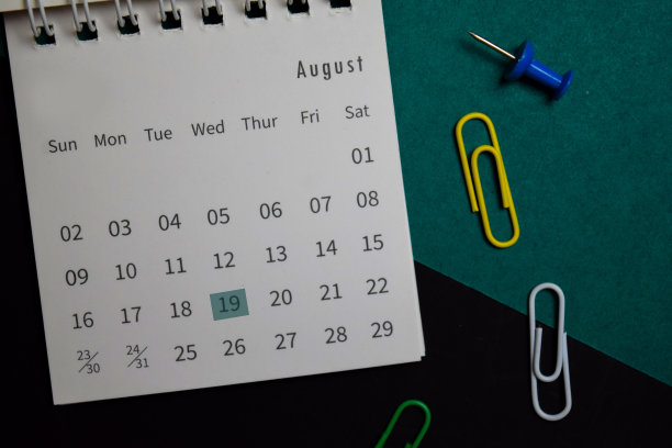 俯视图8月月历和标记19航空日孤立在办公桌上图片下载