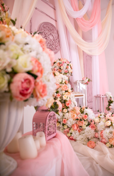 沙发，沙发和许多花，粉红色和白色的温柔。从玫瑰图片下载