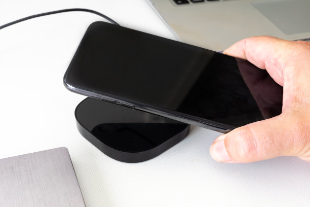 用无线充电板为智能手机充电图片下载