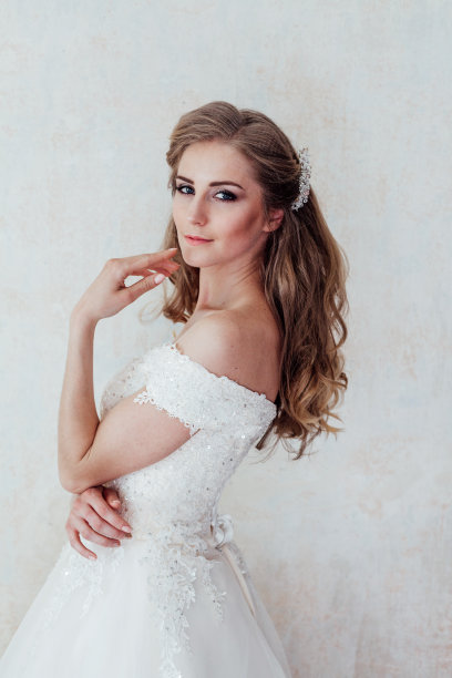 新娘在婚礼前穿着白色婚纱的肖像图片下载