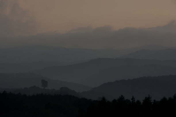 雾中的郊区山脉图片下载
