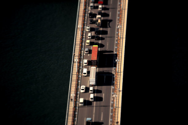 从上面看到的汽车过桥的交通状况的立体照片图片下载