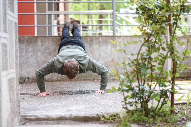 年轻人在后院练习隔离病毒冠状图片下载