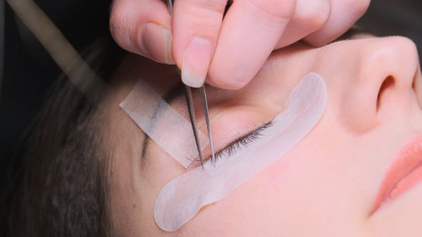 师傅给客户加了长长的假睫毛。睫毛扩展程序图片下载