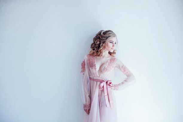 婚礼前穿着内衣的漂亮女人图片下载