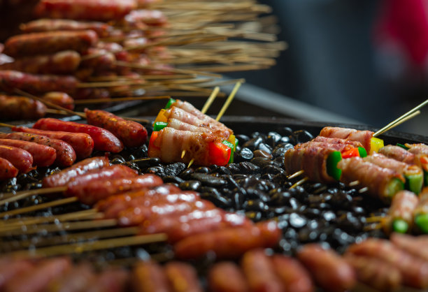 这是中国街头的传统烤海鲜小吃。它在烤盘上长而有序地排列着。厦门,中国图片下载