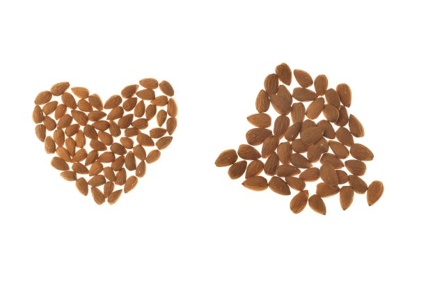生杏仁、坚果组呈心状，孤立在白色背景上。有用的脂肪。有机素食生物产品。健康的零食和甜点图片下载