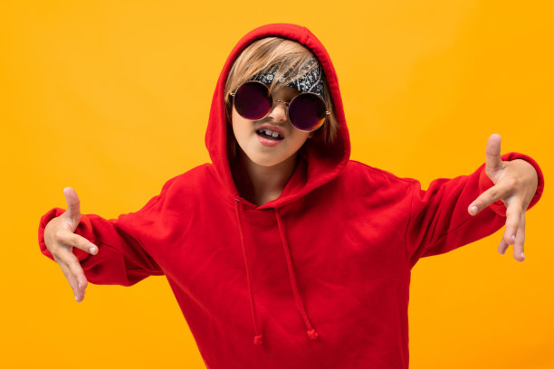 小流氓在黄色背景上跳舞，情绪激动图片下载