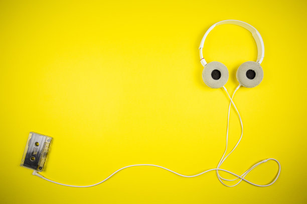 录音带和现代耳机图片下载